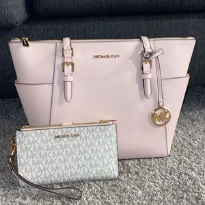 Matching purse with wallet. had for 2 months. Just tryna pay for college haha!